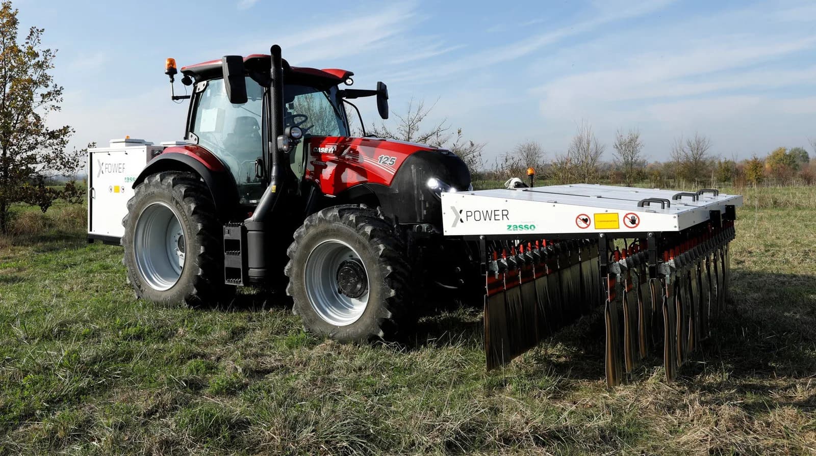 XPower an einem CASE IH Traktor: Applikator-Vorbaugerät an der Fronthydraulik und Stromerzeuger im Heckanbau