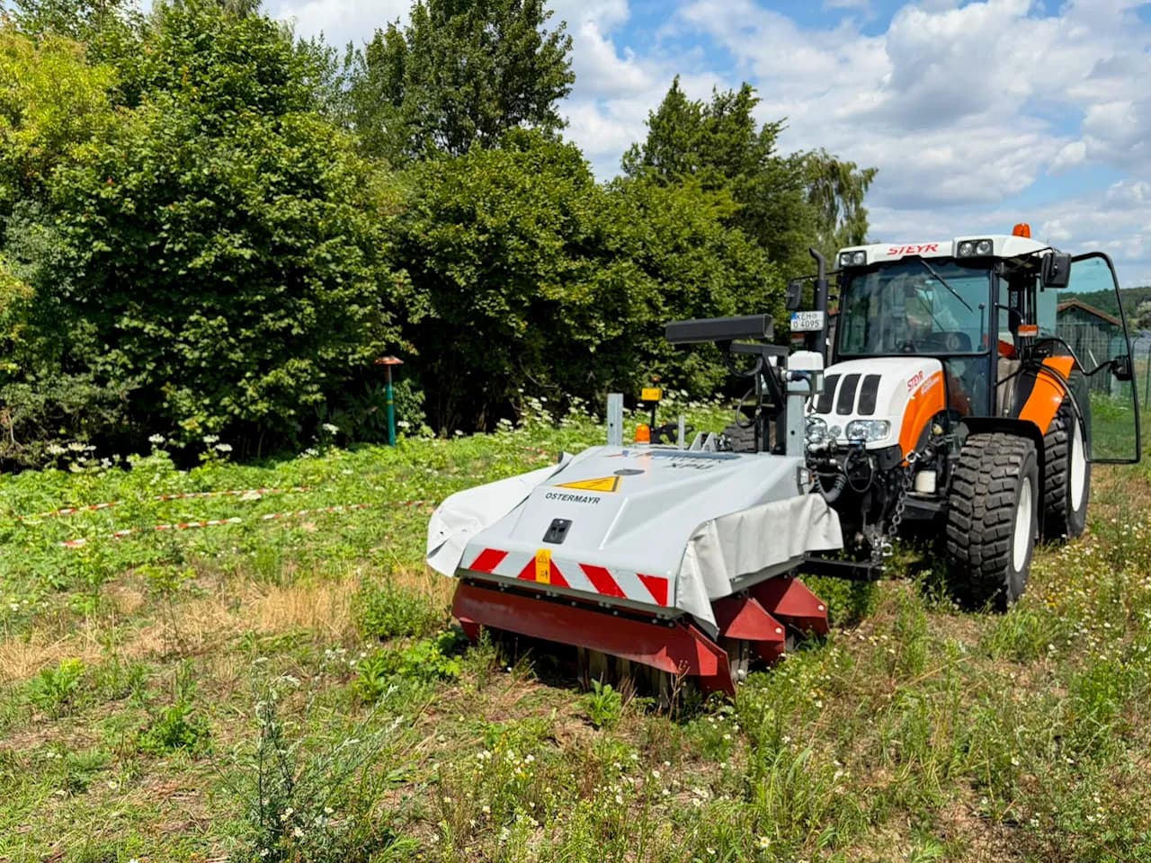 XPower XPU an einem Steyr-Traktor bei der elektrischen, herbizidfreien Unkrautbekämpfung