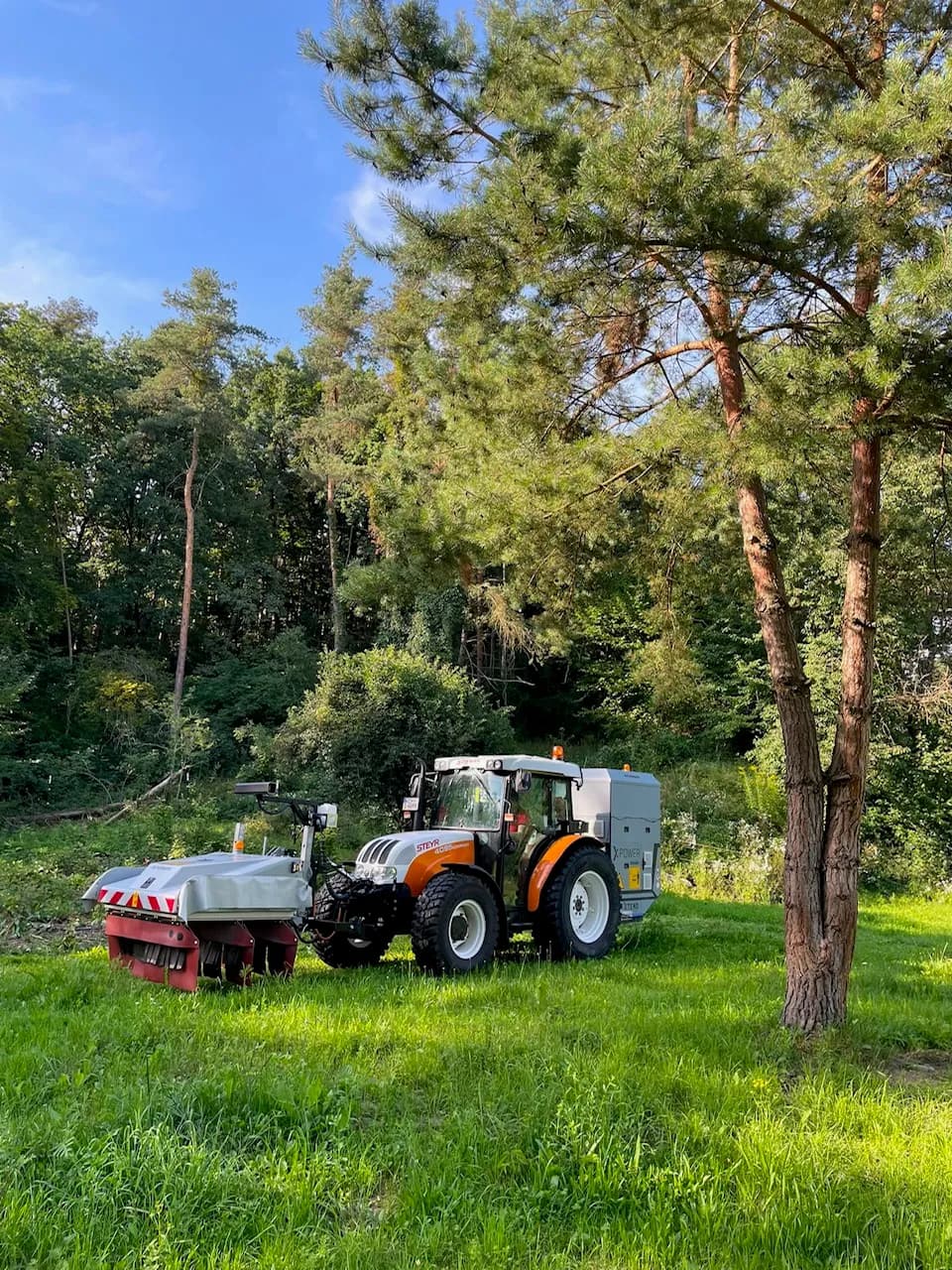 XPower XPU im Einsatz am Feldrand mit frontmontiertem Applikator am Steyr