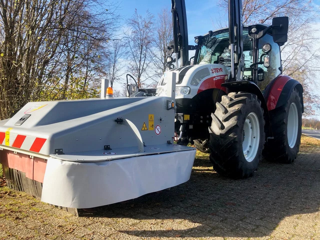 XPower XPU bei der herbizidfreien Unkrautbekämpfung auf einer befestigten kommunalen Fläche